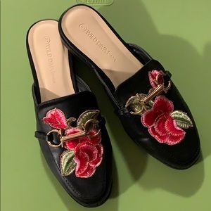 Floral embroidered slides